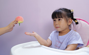 語言訓(xùn)練過程中需要讓孩子看書嗎？